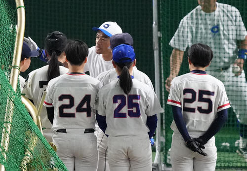 イチロー選抜対高校野球女子選抜 試合前、選手たちに指導するイチロー氏(後方)(撮影・菅敏)