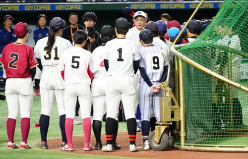 イチロー選抜対高校野球女子選抜 試合前、高校野球女子選抜の選手たちに話しかけるイチロー氏(後方中央)(撮影・江口和貴)