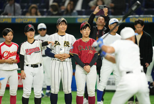 イチロー選抜対高校女子野球選抜 イチロー氏のティー打撃を見つめる高校女子野球選抜ナイン(撮影・横山健太)