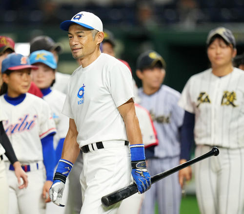イチロー選抜対高校女子野球選抜 高校女子野球選抜の選手たちと言葉を交わすイチロー氏(撮影・横山健太)