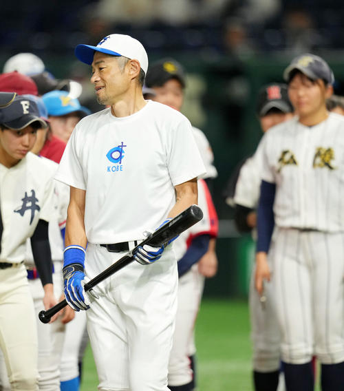 イチロー選抜対高校女子野球選抜 高校女子野球選抜の選手たちと言葉を交わすイチロー氏(撮影・横山健太)