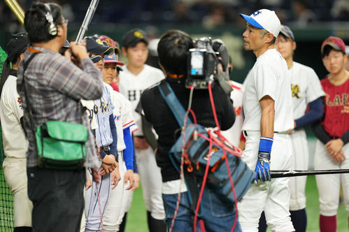 イチロー選抜対高校女子野球選抜 高校女子野球選抜の選手たちと言葉を交わすイチロー氏(撮影・横山健太)