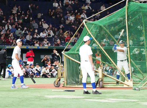 イチロー選抜対高校野球女子選抜 試合前、打撃練習するイチロー氏(左)と松坂氏(右)(撮影・江口和貴)