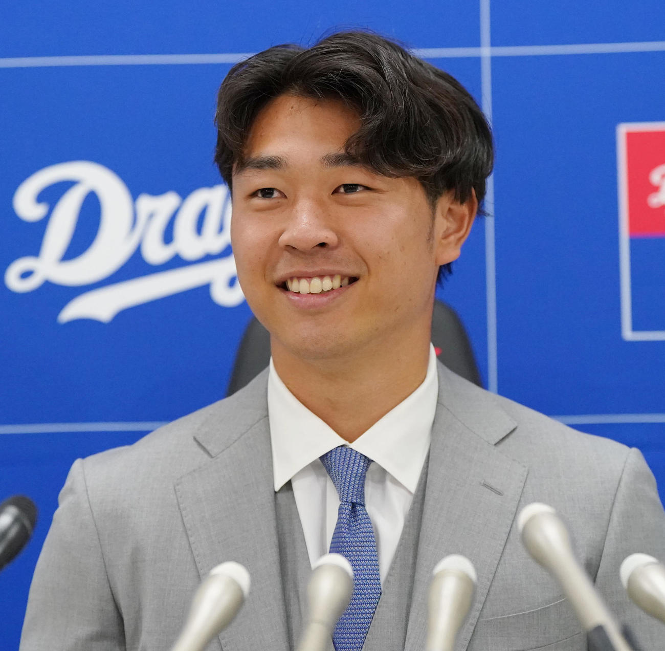 契約交渉を終え明るい表情で会見する高橋宏（撮影・森本幸一）