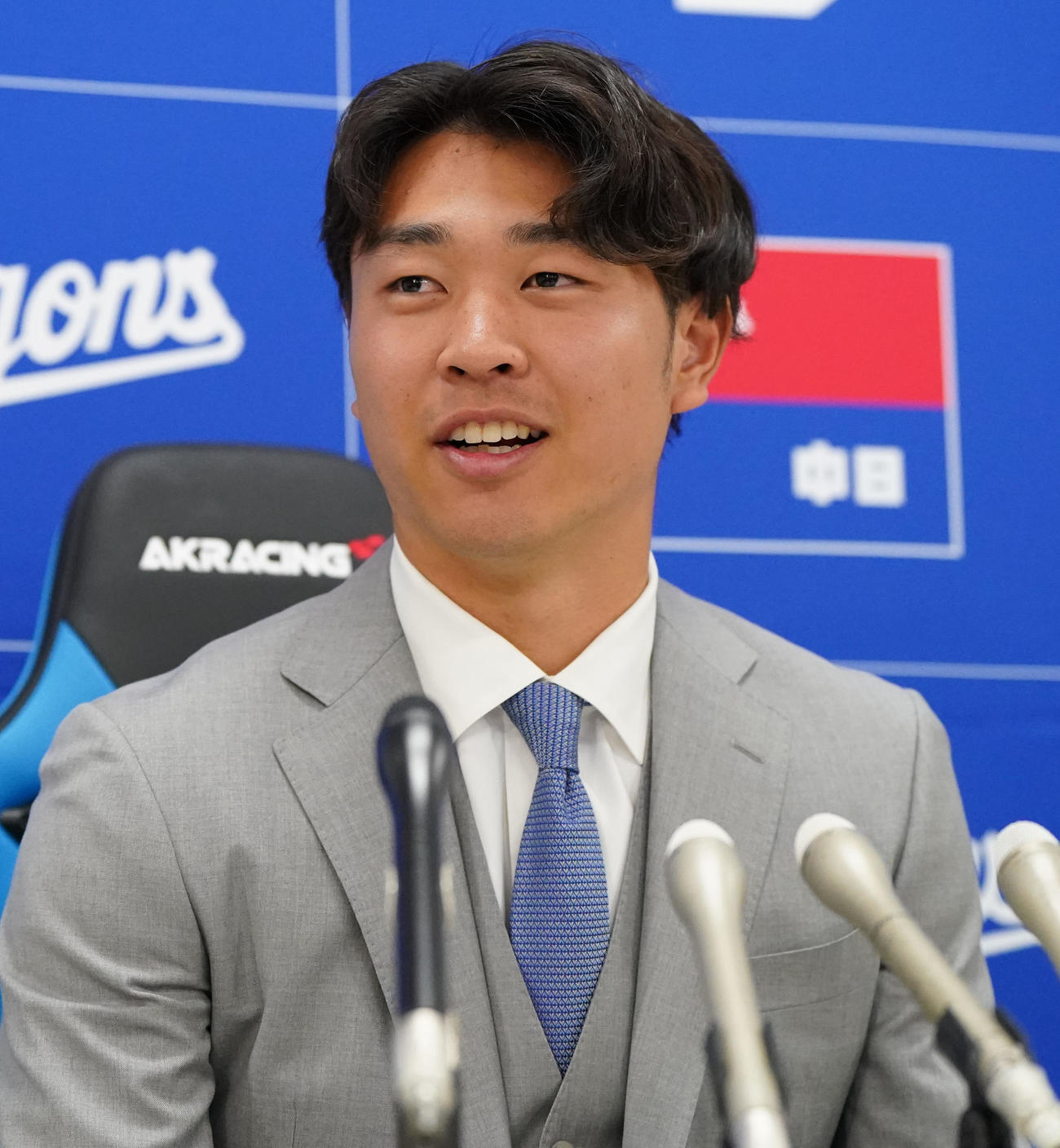 契約交渉を終え会見する高橋宏（撮影・森本幸一）