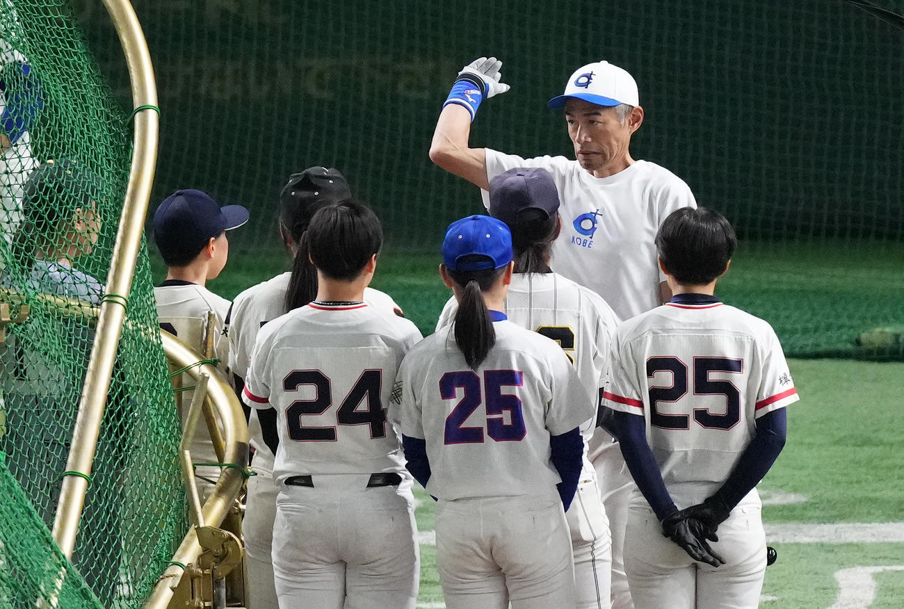 イチロー選抜対高校野球女子選抜　試合前、選手たちに指導するイチロー氏（後方）（撮影・菅敏）