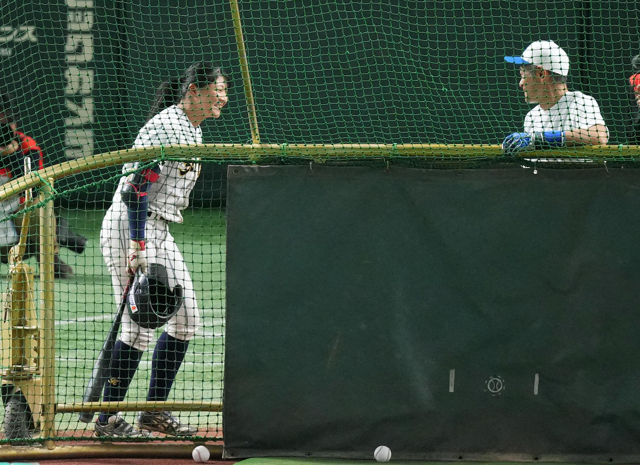 イチロー選抜対高校野球女子選抜　試合前、選手たちに指導するイチロー氏（後方）（撮影・菅敏）