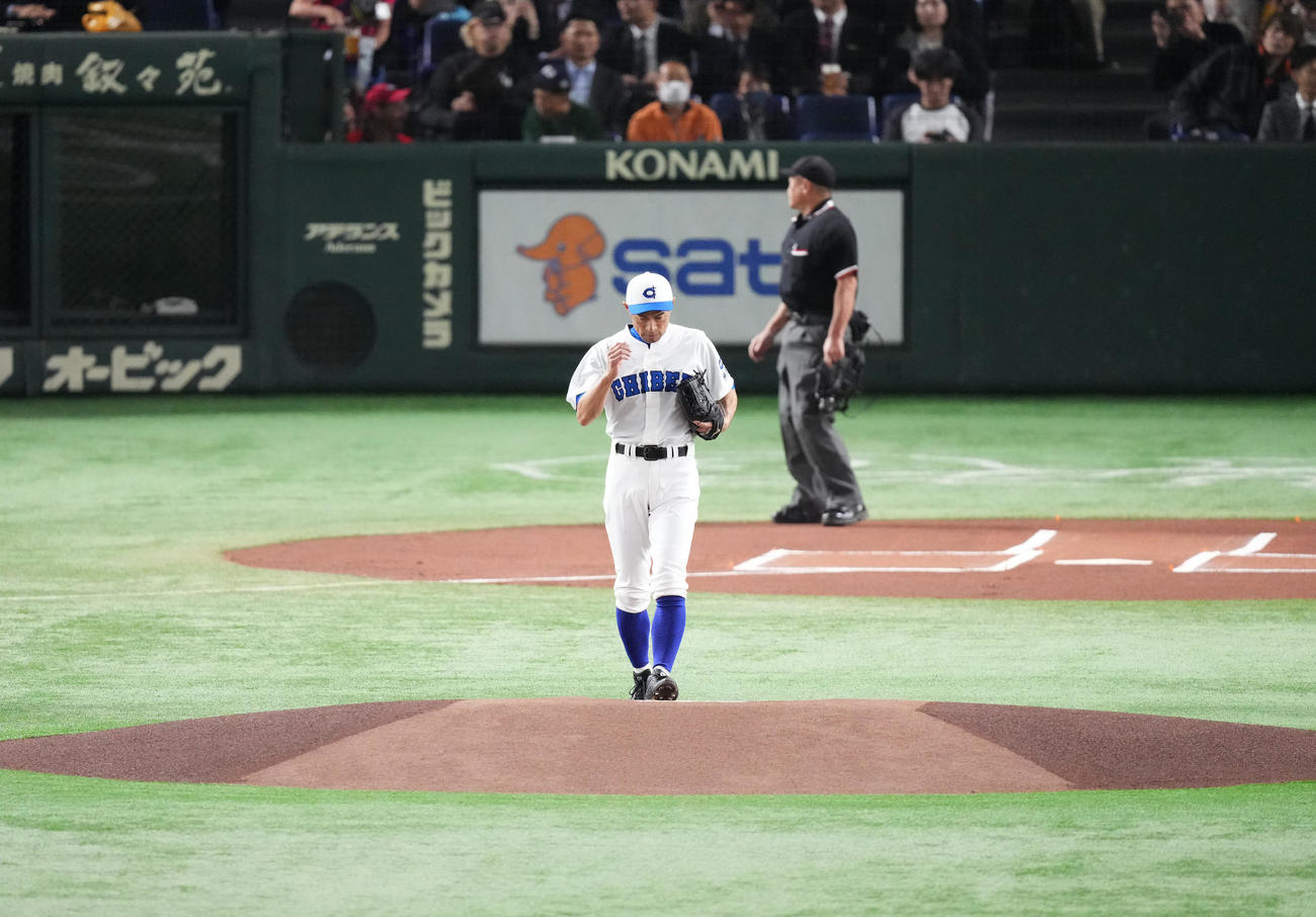 イチロー選抜対高校野球女子選抜　試合開始前、マウンドに向かうイチロー氏（撮影・菅敏）