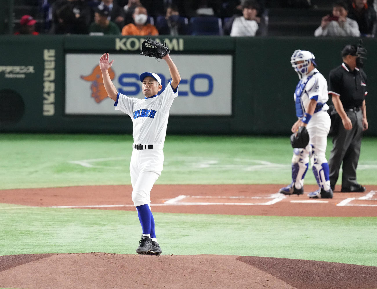 イチロー選抜対高校野球女子選抜　1回、投球の合間に手を上げるイチロー氏（撮影・菅敏）
