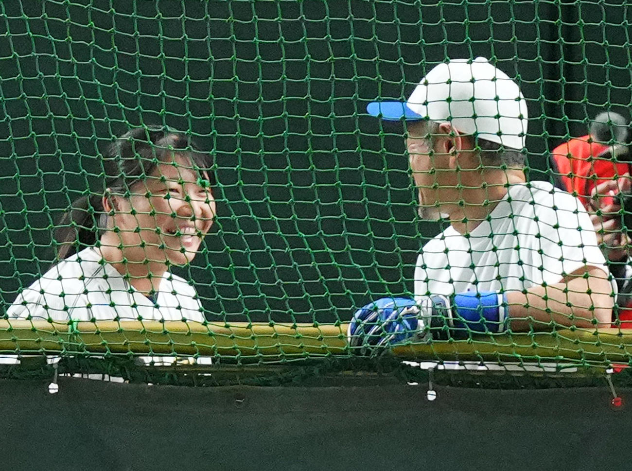 イチロー選抜対高校野球女子選抜　試合前、打撃を披露した谷川（左）と笑顔で話すイチロー氏（撮影・菅敏）