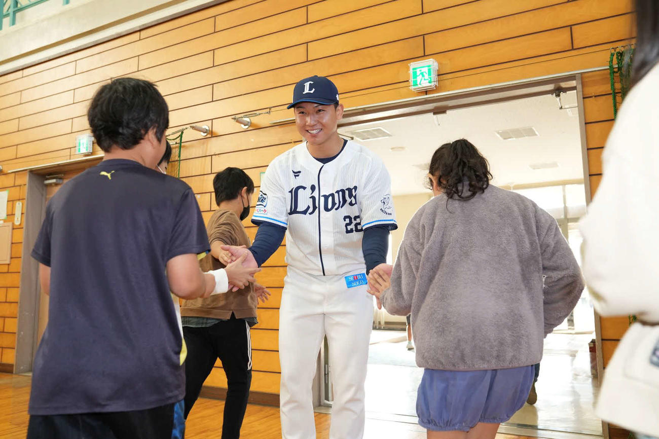 埼玉・所沢市内の小学校で講演した西武古賀（球団提供）