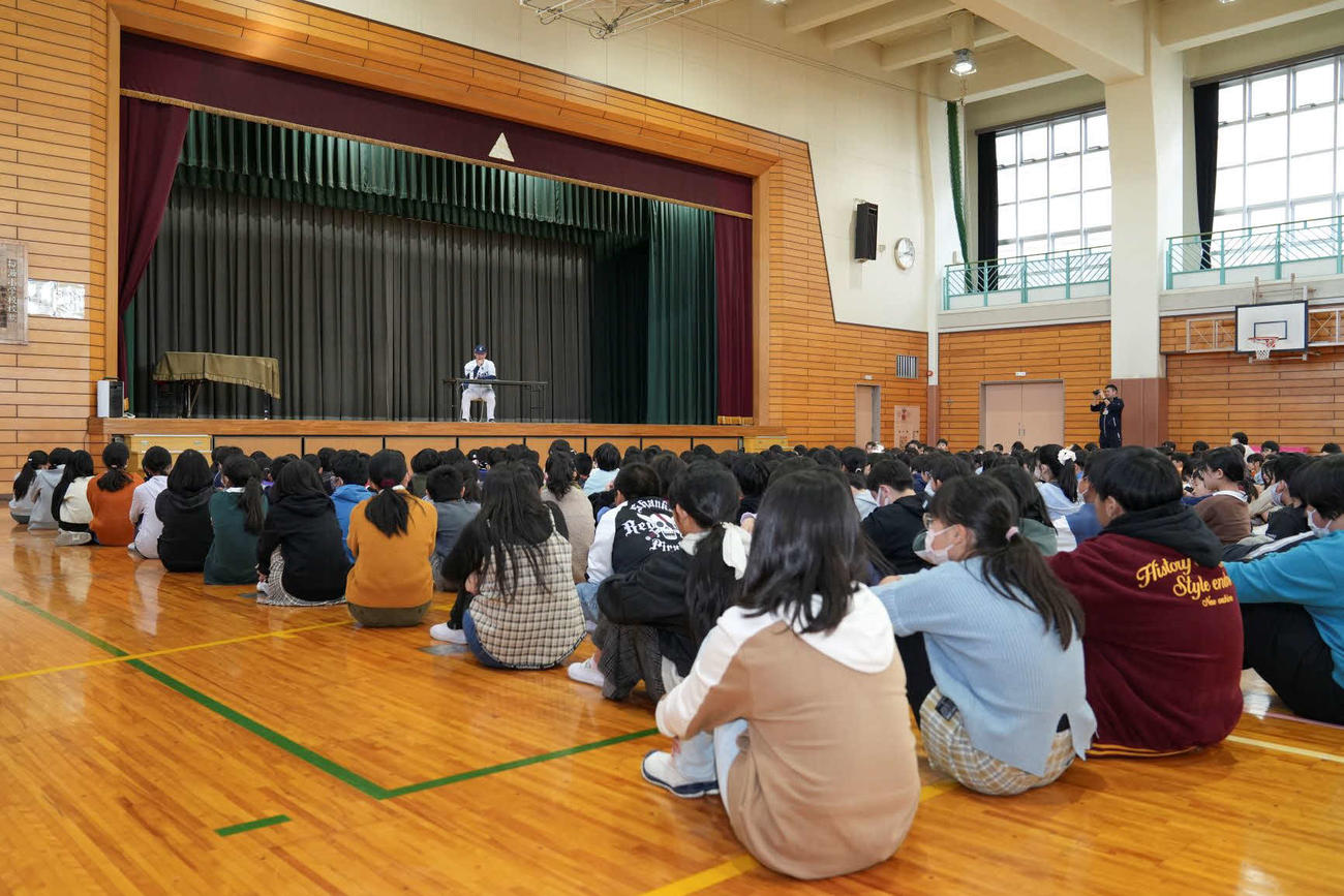 埼玉・所沢市内の小学校で講演した西武古賀（球団提供）