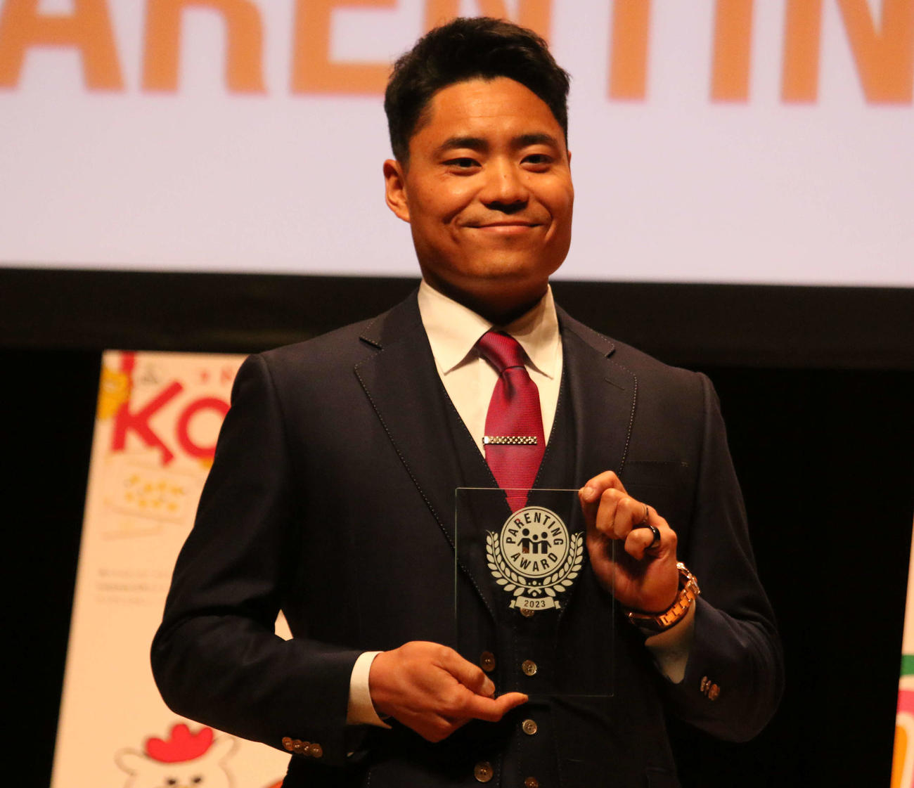 「第16回ペアレンティングアワード」授賞式で表彰を受けたヤクルト中村（撮影・木下大輔）