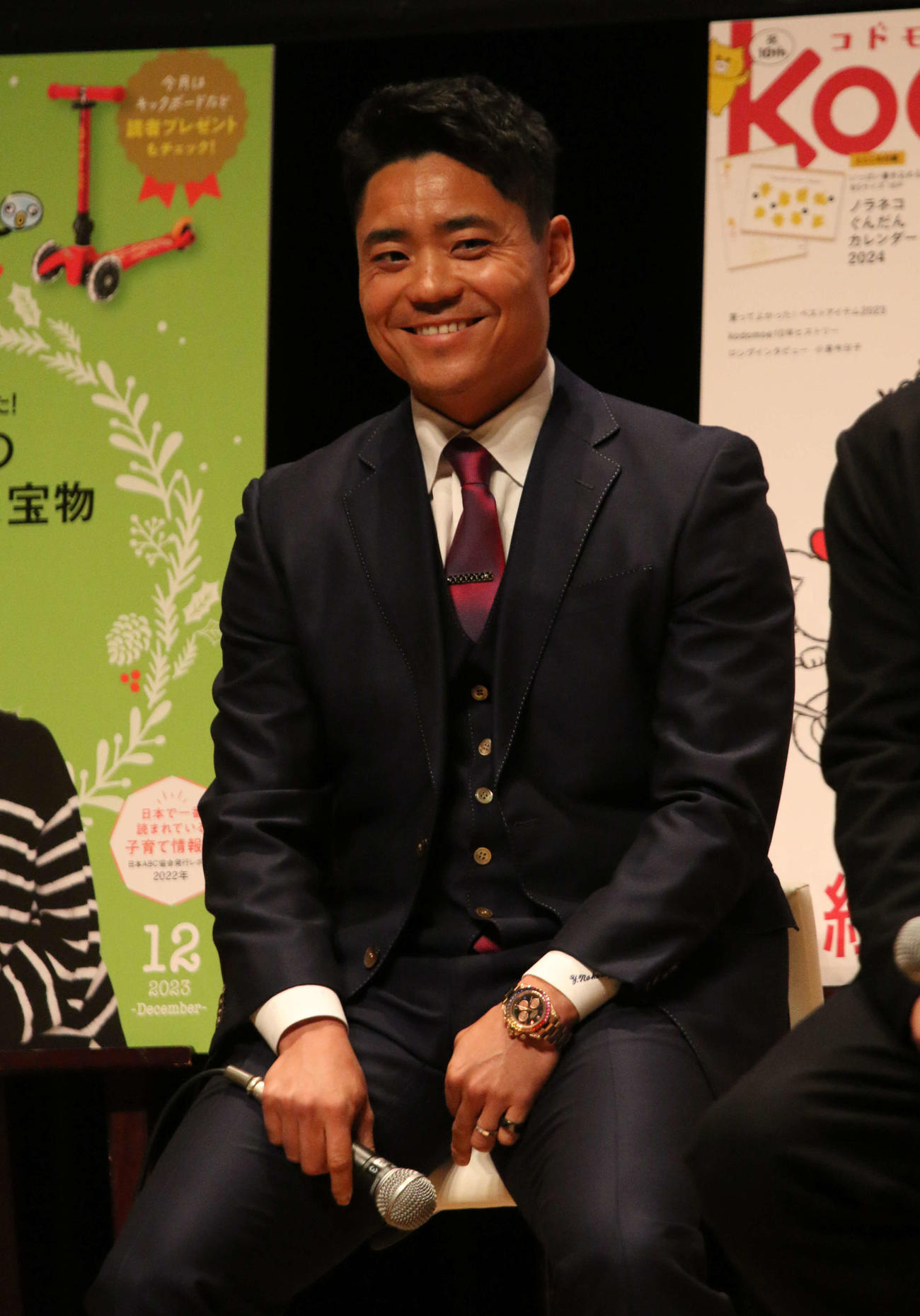 「第16回ペアレンティングアワード」授賞式で表彰を受けたヤクルト中村悠平捕手（撮影・木下大輔）