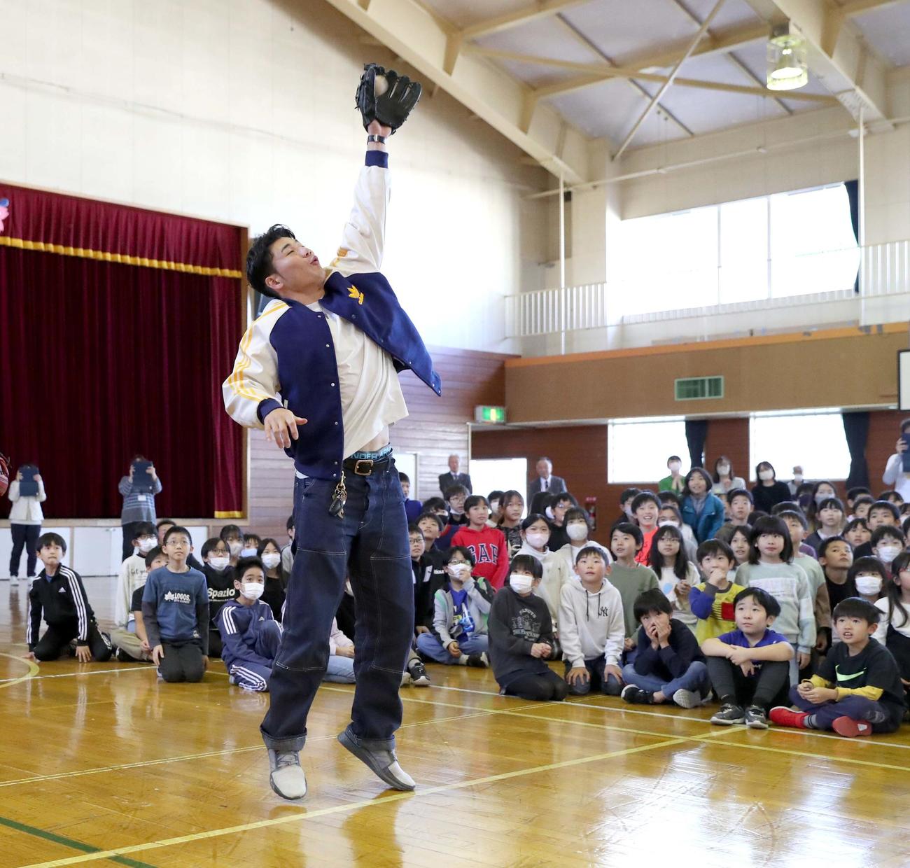 長沼小学校の子どもたちとキャッチボールする日本ハム清宮（撮影・黒川智章）