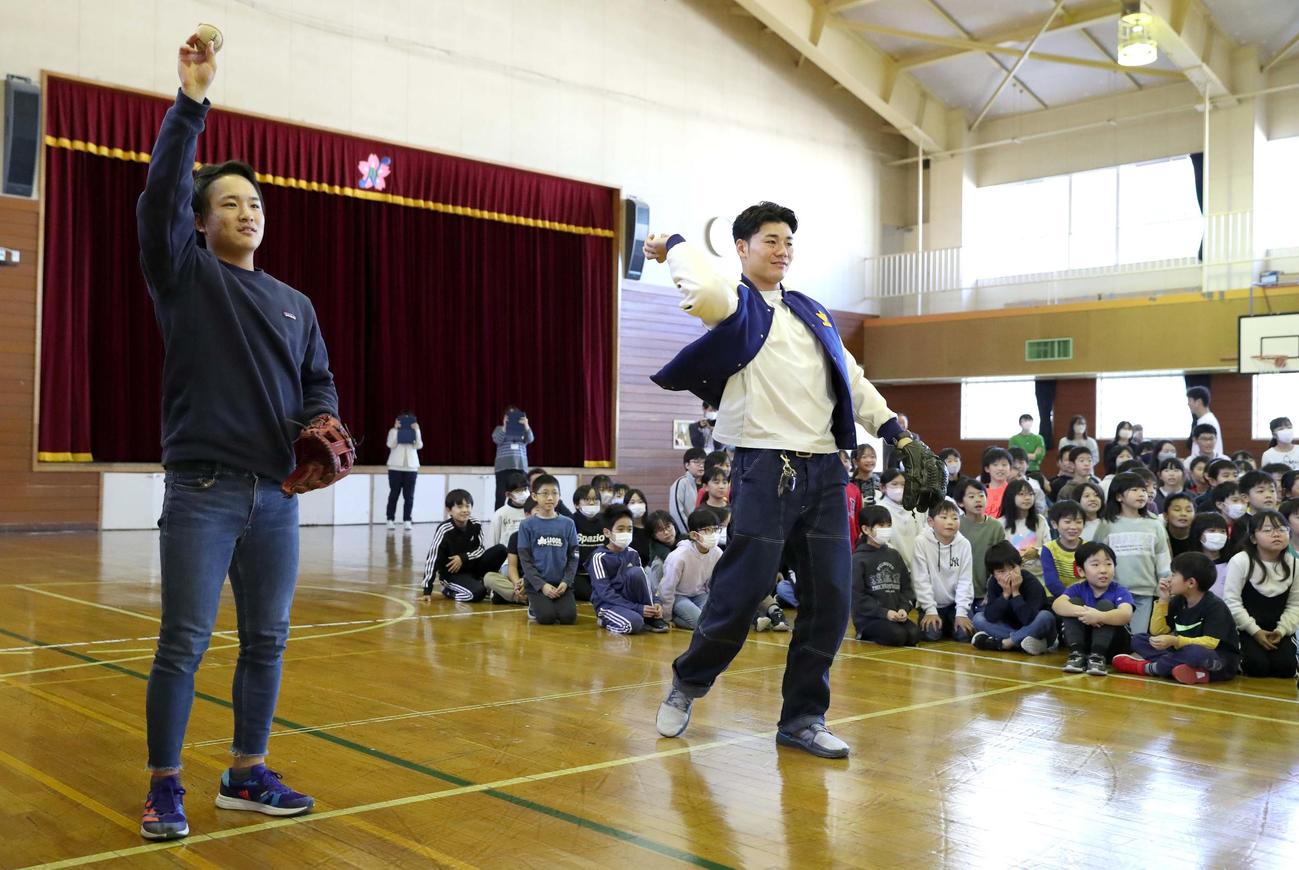 長沼小学校の子どもたちとキャッチボールする日本ハム奈良間（左）と清宮（撮影・黒川智章）