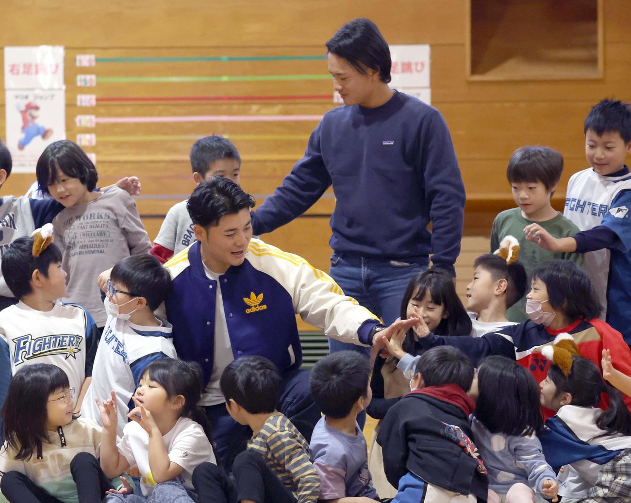 北広島・西の里小学校を訪れ子どもたちとふれ合う日本ハム清宮（左）と奈良間（撮影・黒川智章）