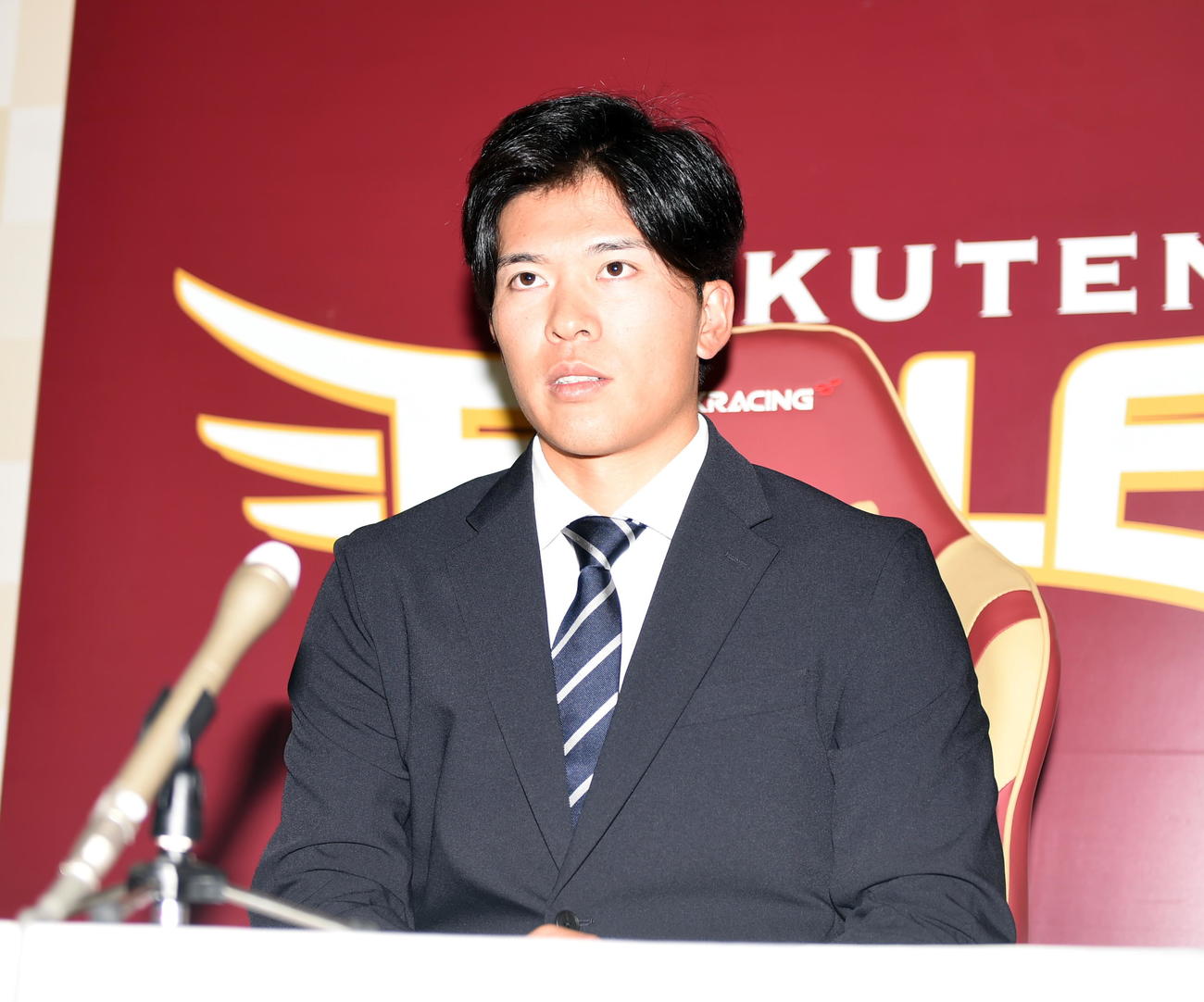 契約更改交渉を終えて取材対応する楽天早川（撮影・山田愛斗）