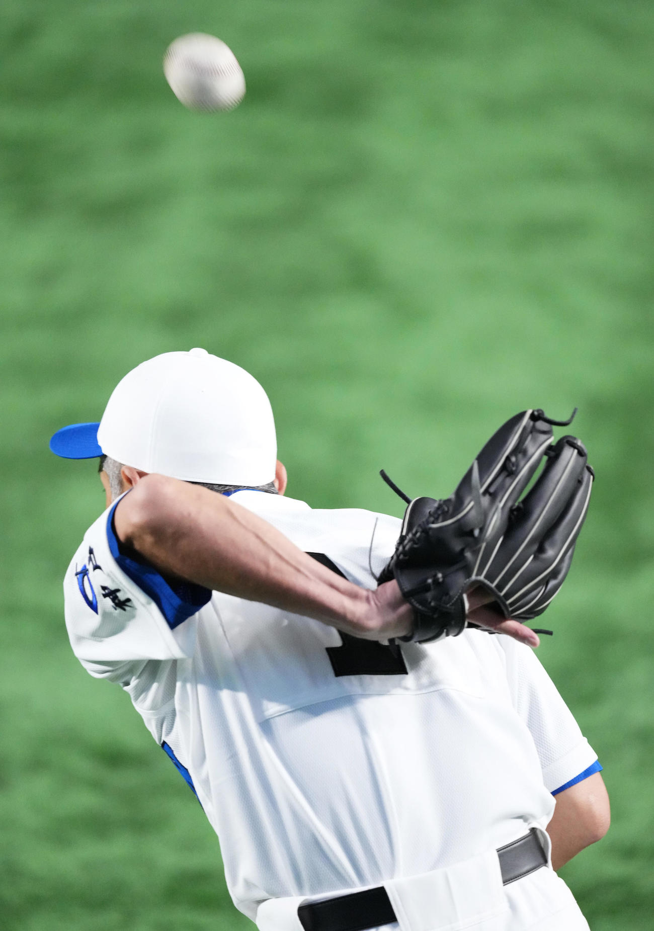 イチロー選抜対高校野球女子選抜　試合開始前、アップをするイチロー氏は、背面キャッチでスタンドを盛り上げる（撮影・菅敏）