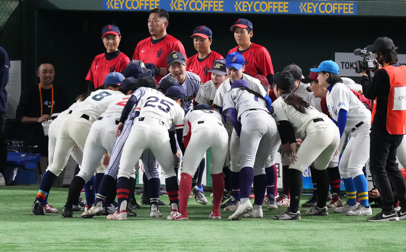 イチロー選抜対高校野球女子選抜　試合前、円陣を組む高校野球女子選抜の選手たち（撮影・菅敏）