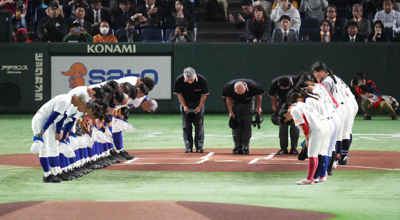 イチロー選抜対高校野球女子選抜　試合開始前、整列し一礼する両チームの選手たち（撮影・菅敏）