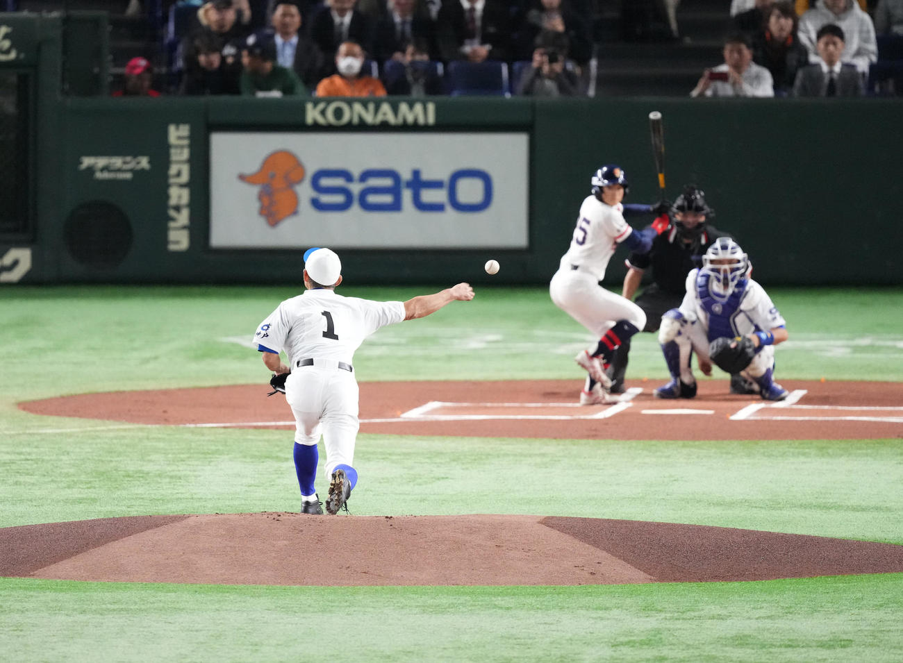 イチロー選抜対高校野球女子選抜　1回表高校野球女子選抜無死、上條に対し、第1球目を投じるイチロー氏（撮影・菅敏）