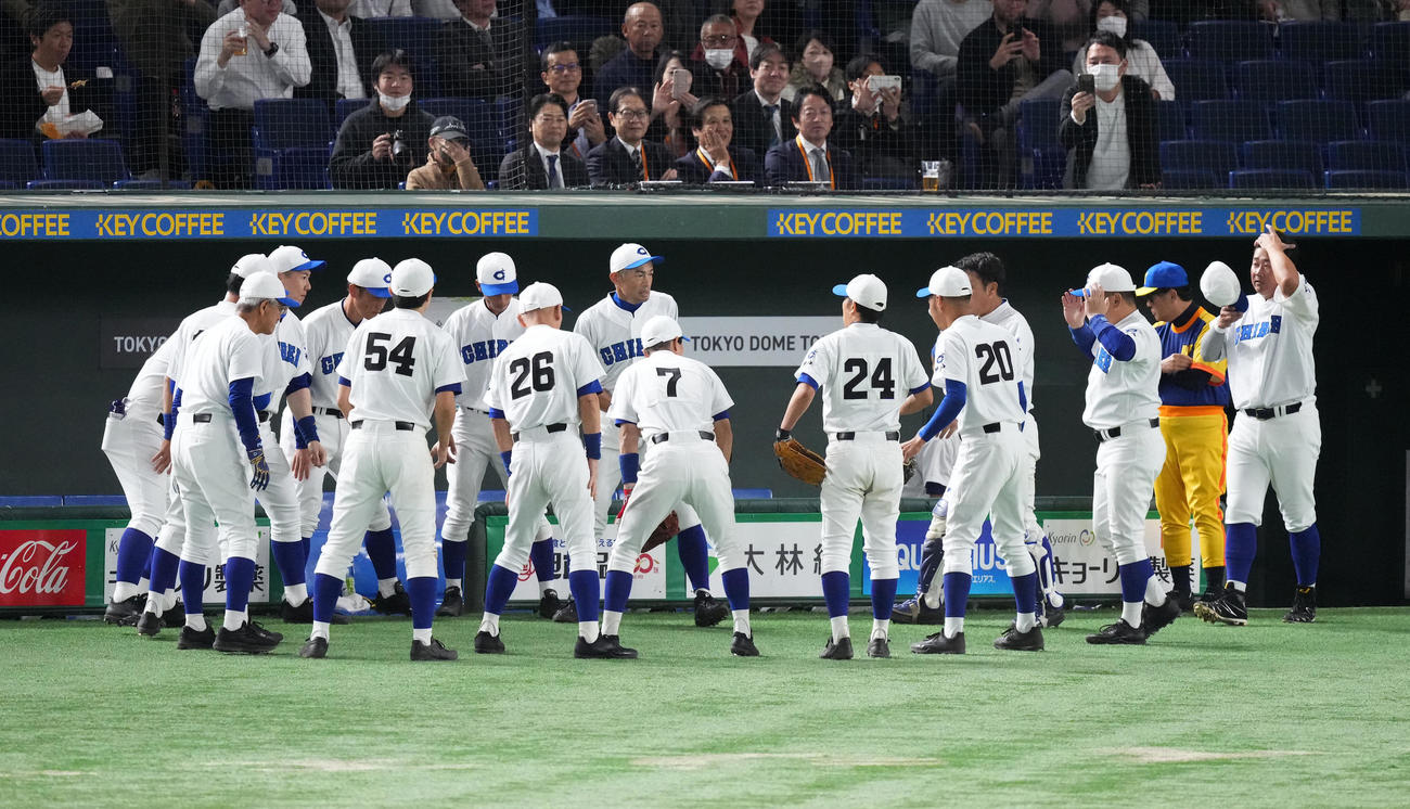 イチロー選抜対高校野球女子選抜　1回の守備を終え、円陣を組むイチロー選抜ナイン（撮影・菅敏）