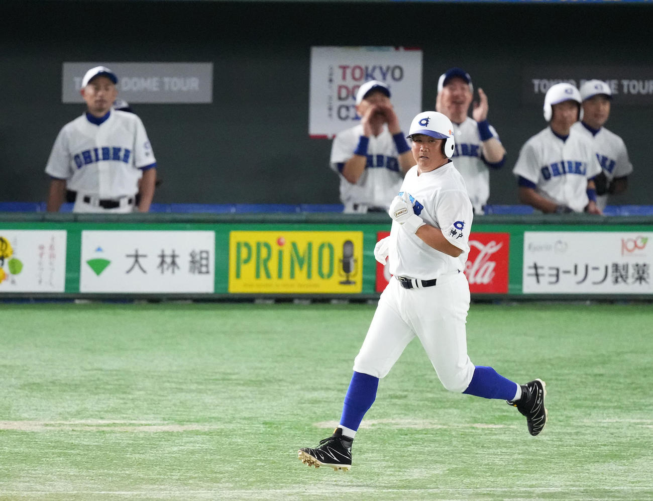 イチロー選抜対高校野球女子選抜　1回浦イチロー選抜1死一塁、中前打を放ち、一塁に向かう松坂氏。後方左はイチロー氏（撮影・菅敏）