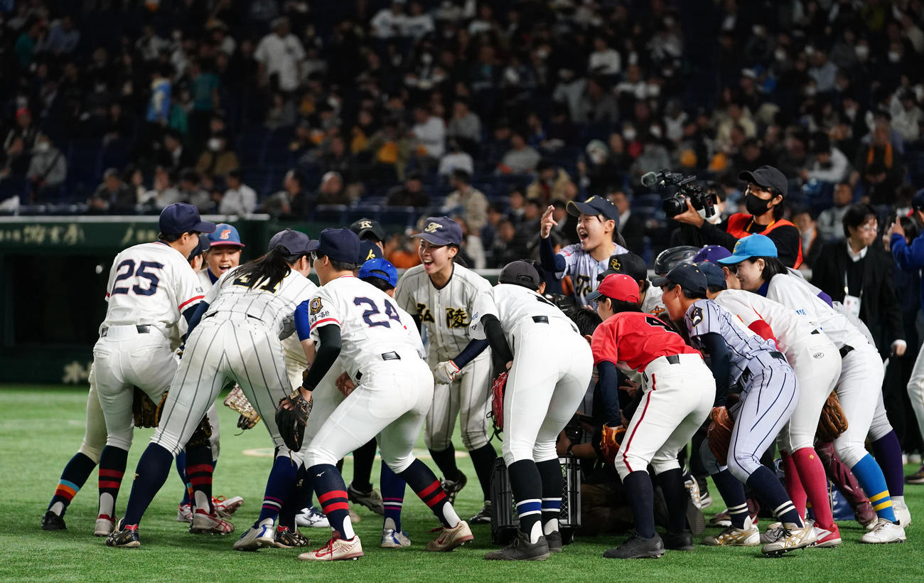 イチロー選抜対高校女子野球選抜　ノック開始前、円陣を組む高校女子野球選抜ナイン（撮影・横山健太）