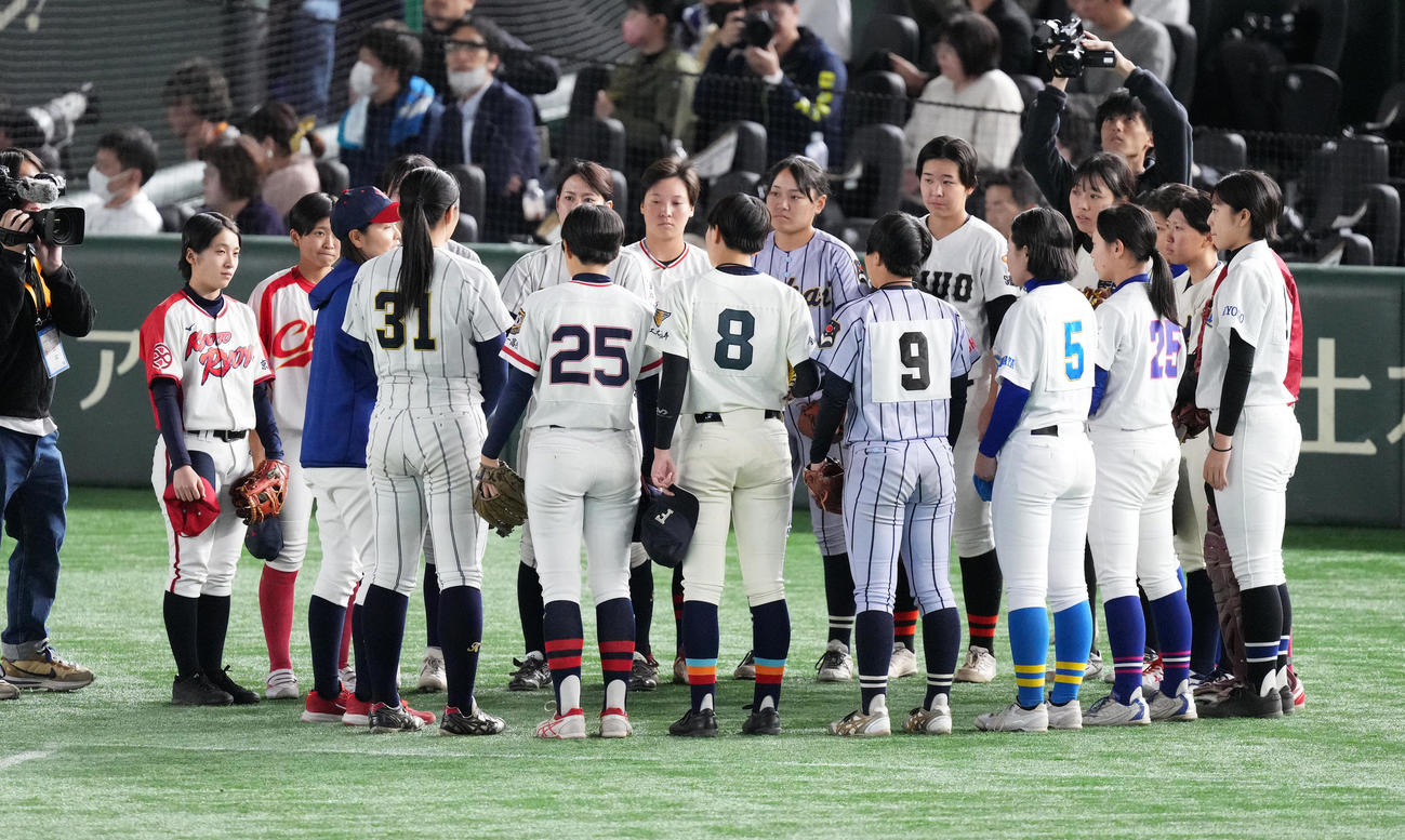 イチロー選抜対高校野球女子選抜　試合前、円陣を組む高校野球女子選抜の選手たち（撮影・菅敏）