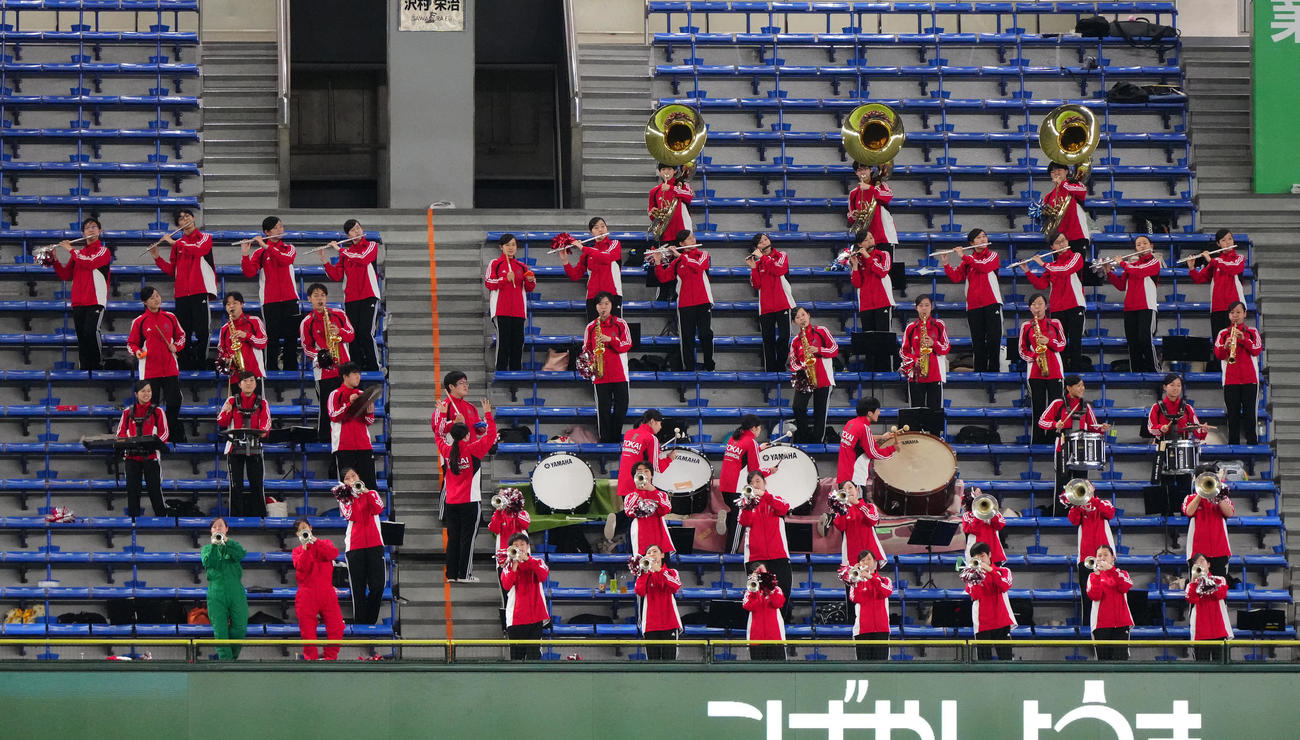イチロー選抜対高校野球女子選抜　試合前、左翼席で演奏する東海大高輪台の吹奏楽部（撮影・江口和貴）
