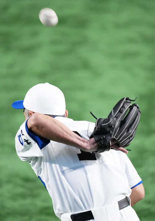 イチロー選抜対高校野球女子選抜 試合開始前、アップをするイチロー氏は、背面キャッチでスタンドを盛り上げる(撮影・菅敏)