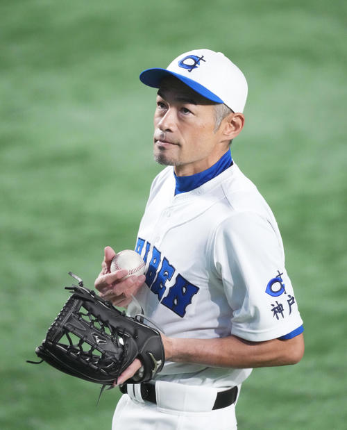 イチロー選抜対高校野球女子選抜 試合開始前、アップをするイチロー氏(撮影・菅敏)