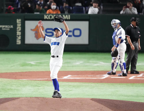 イチロー選抜対高校野球女子選抜 1回、投球の合間に手を上げるイチロー氏(撮影・菅敏)