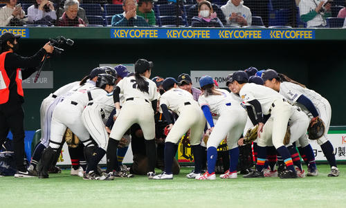 イチロー選抜対高校野球女子選抜 試合前、円陣を組む高校野球女子選抜の選手たち(撮影・江口和貴)