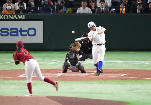 イチロー選抜対高校野球女子選抜 1回裏イチロー選抜1死一塁、中前打を放つ松坂氏。投手青木(撮影・菅敏)