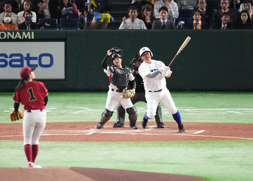 イチロー選抜対高校野球女子選抜 1回裏イチロー選抜1死一塁、中前打を放つ松坂氏。投手青木(撮影・菅敏)