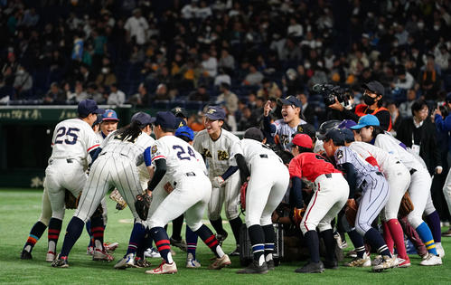 イチロー選抜対高校女子野球選抜 ノック開始前、円陣を組む高校女子野球選抜ナイン(撮影・横山健太)