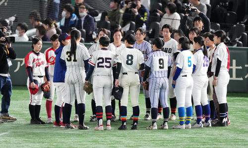 イチロー選抜対高校野球女子選抜 試合前、円陣を組む高校野球女子選抜の選手たち(撮影・菅敏)