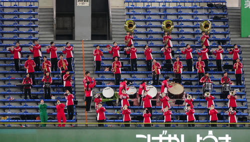 イチロー選抜対高校野球女子選抜 試合前、左翼席で演奏する東海大高輪台の吹奏楽部(撮影・江口和貴)