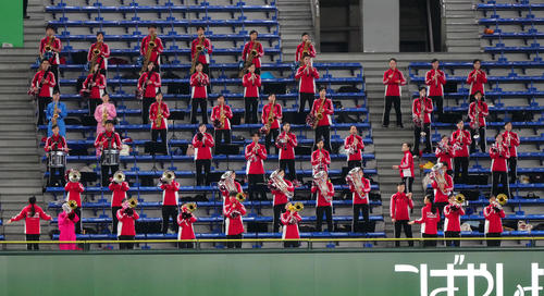 イチロー選抜対高校野球女子選抜 試合前、左翼席で演奏する東海大高輪台の吹奏楽部(撮影・江口和貴)