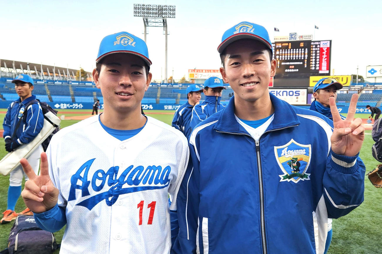 明治神宮大会　表彰式が終わり、ようやくいつもの笑顔が戻りピースで写真に応じる（写真左から）下村と常広（撮影・保坂淑子）