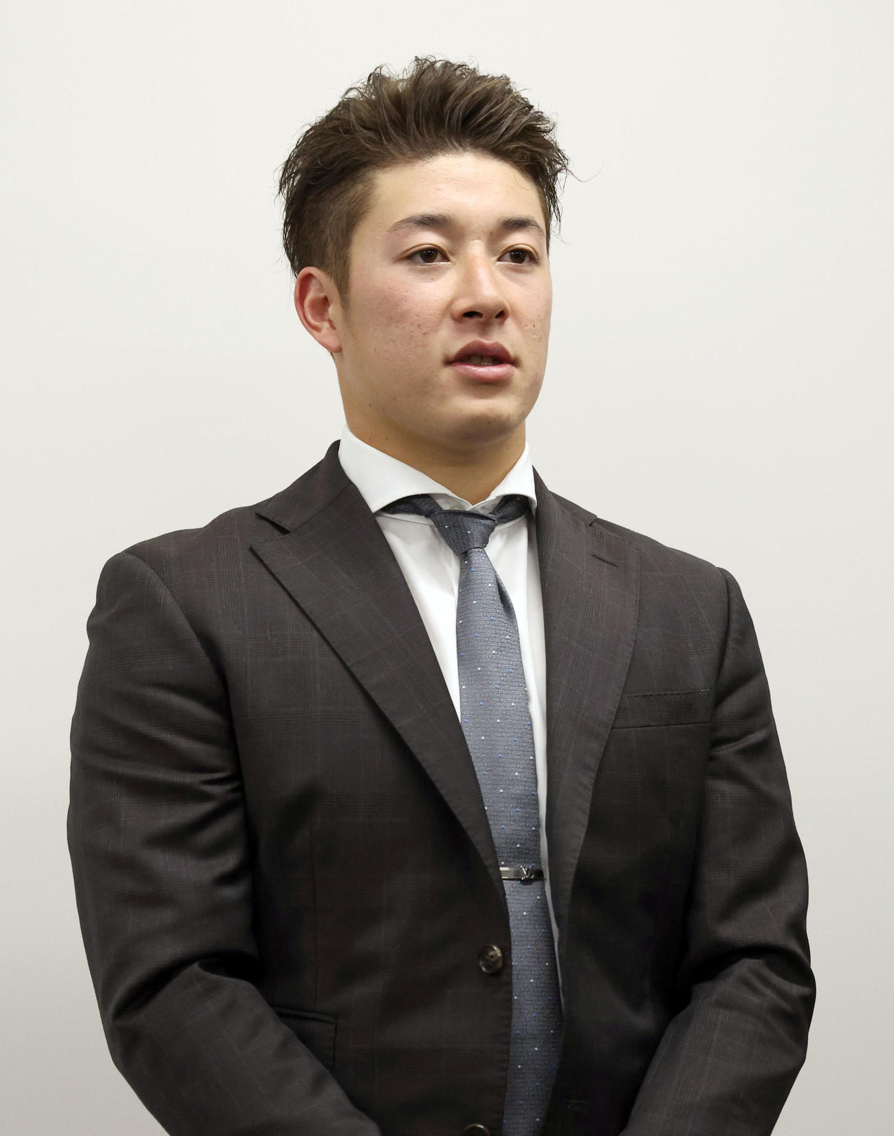 契約更改を終え囲み取材に応じる日本ハム吉田（撮影・佐藤翔太）