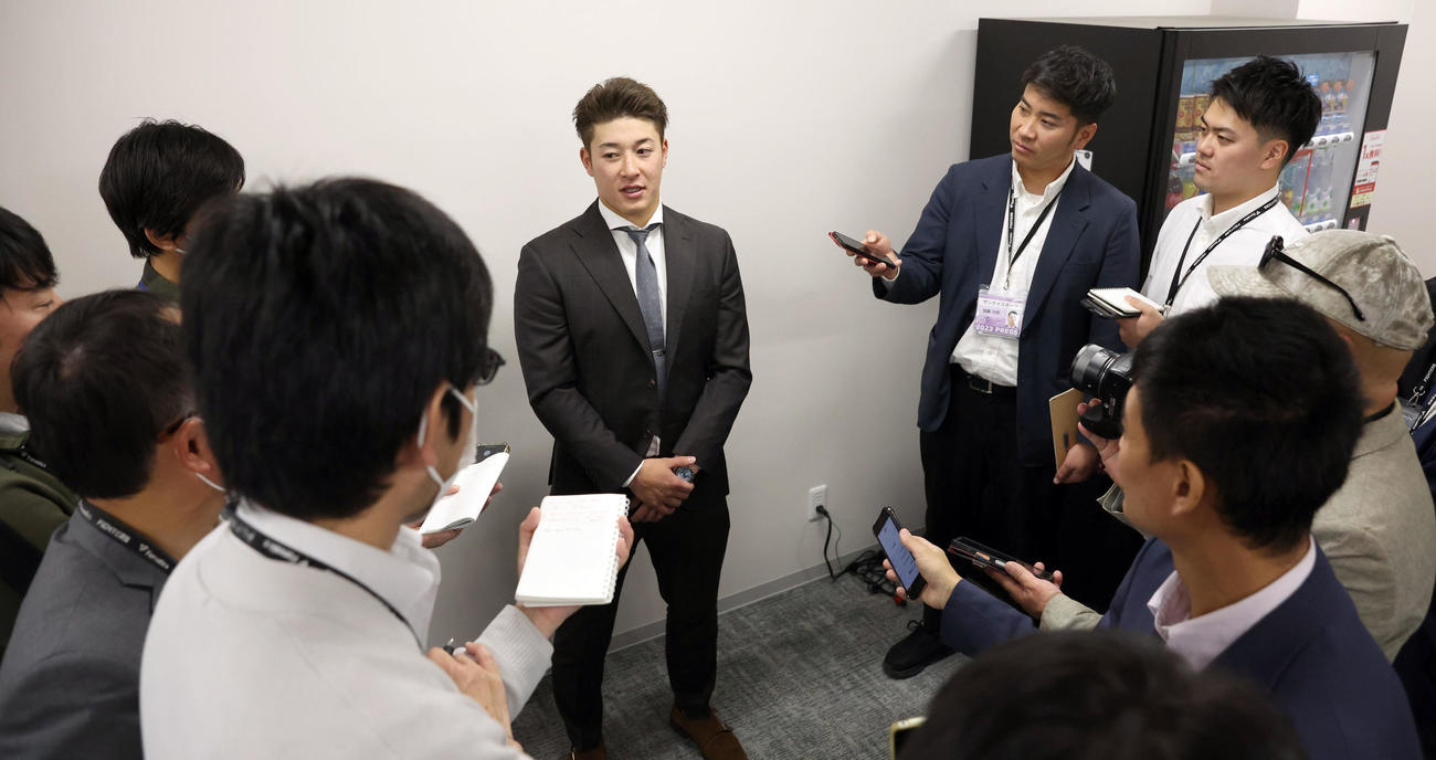 契約更改を終え囲み取材に応じる日本ハム吉田（撮影・佐藤翔太）