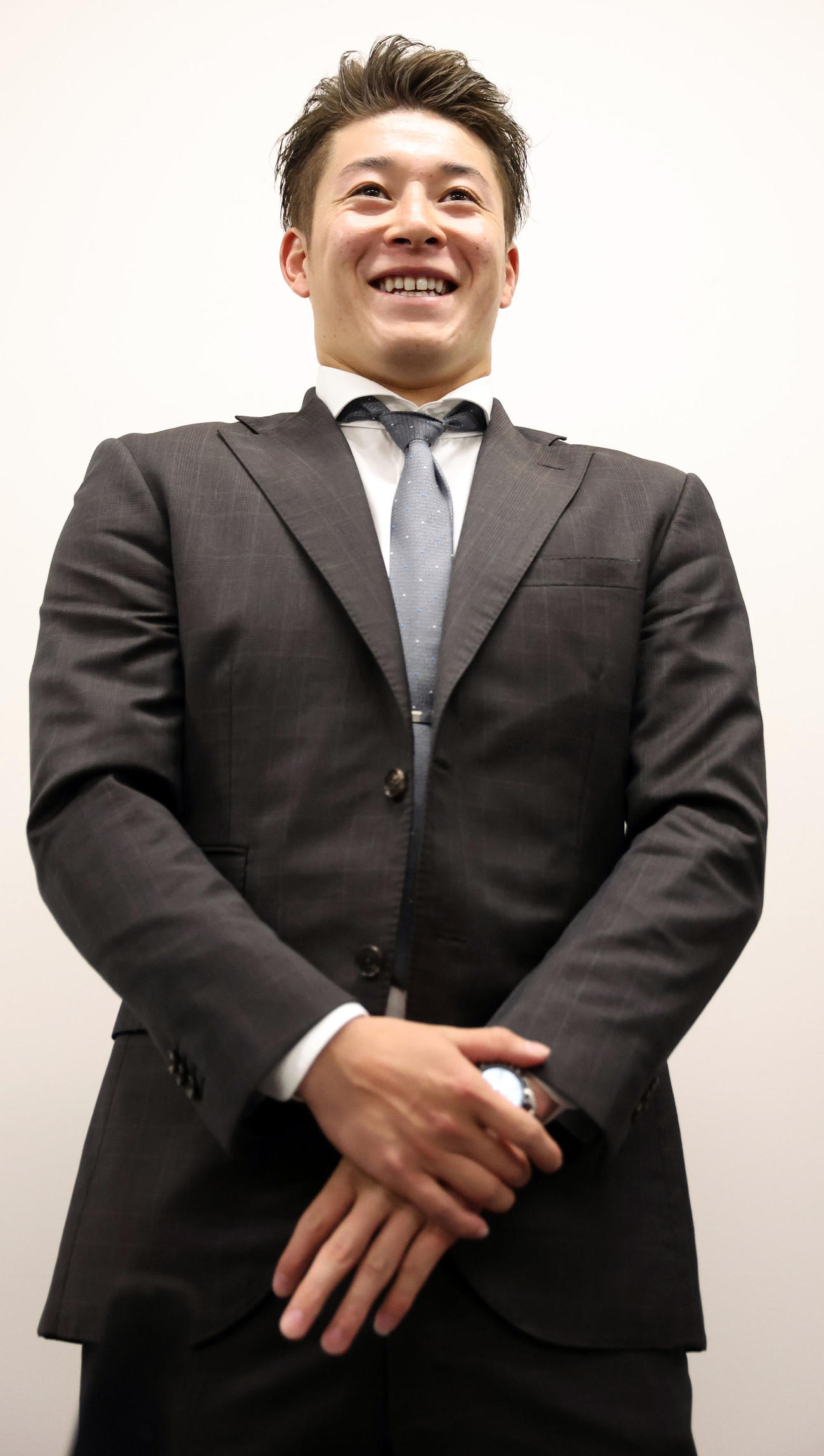 契約更改を終え囲み取材に応じる日本ハム吉田（撮影・佐藤翔太）