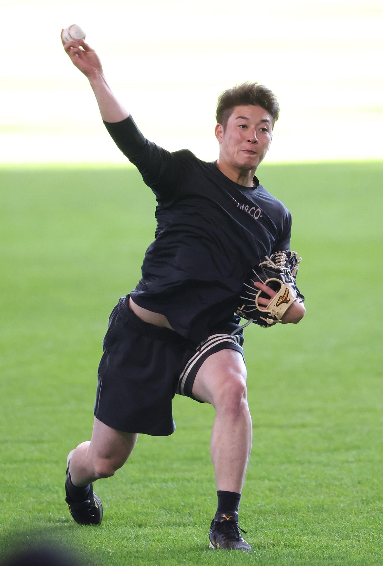 契約更改前、キャッチボールをする日本ハム吉田（撮影・佐藤翔太）