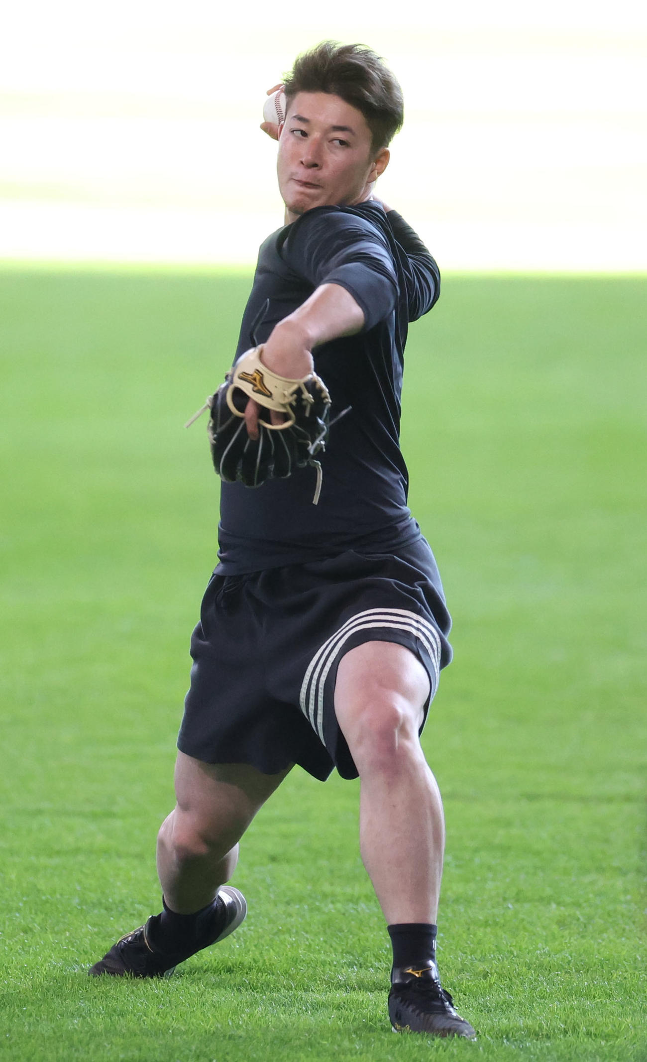 契約更改前、キャッチボールをする日本ハム吉田（撮影・佐藤翔太）