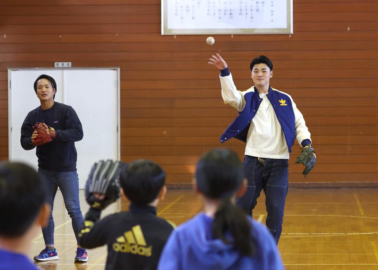 長沼小学校の子どもたちとキャッチボールする日本ハム奈良間（左）と清宮（撮影・黒川智章）