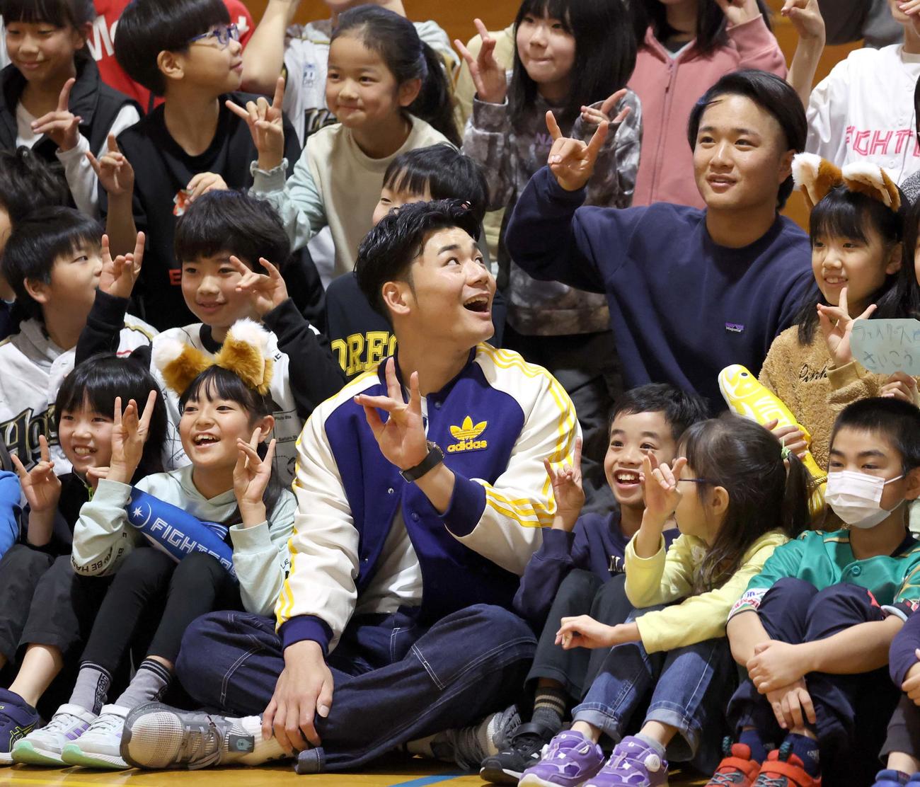 北広島・西の里小学校を訪れ子どもたちと記念撮影する日本ハム清宮（中央）と奈良間（撮影・黒川智章）