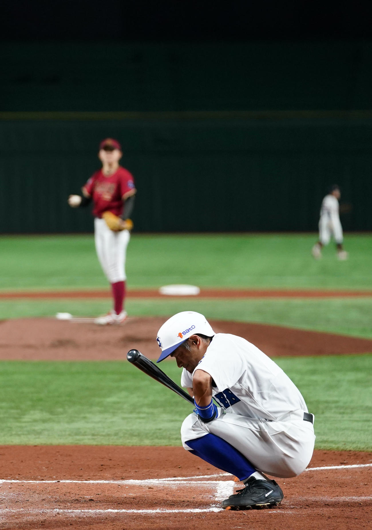 イチロー選抜対高校女子野球選抜　2回裏イチロー選抜1死、打席へ向かうイチロー氏（撮影・横山健太）